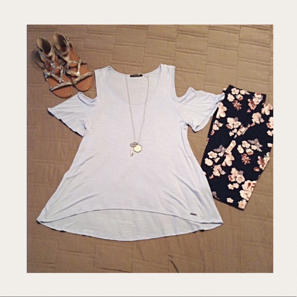 🎉 Tahari High Low Cold Shoulder Top L